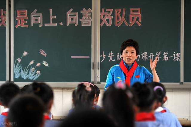 王冬雪回答道：这两个岗位经常要出去跑业务，基本上不在公司。